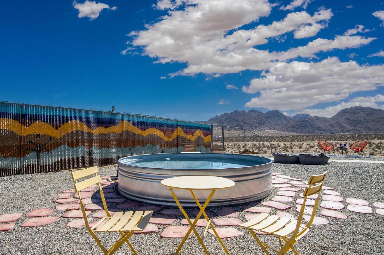 Sapphire Haven + Casita! Pool + Spa + Movie Theatre + 10 Min To Monument! 조슈아 트리 외부 사진