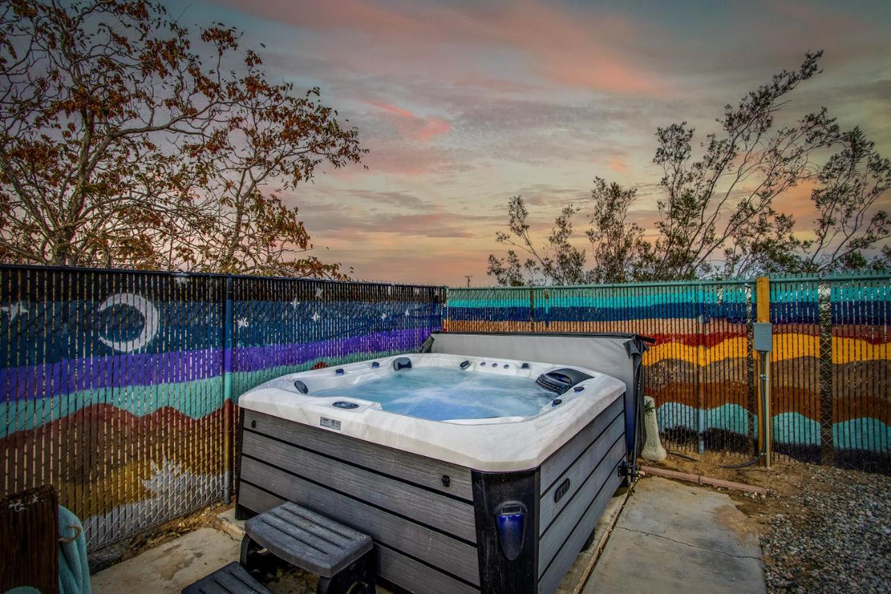 Sapphire Haven + Casita! Pool + Spa + Movie Theatre + 10 Min To Monument! 조슈아 트리 외부 사진