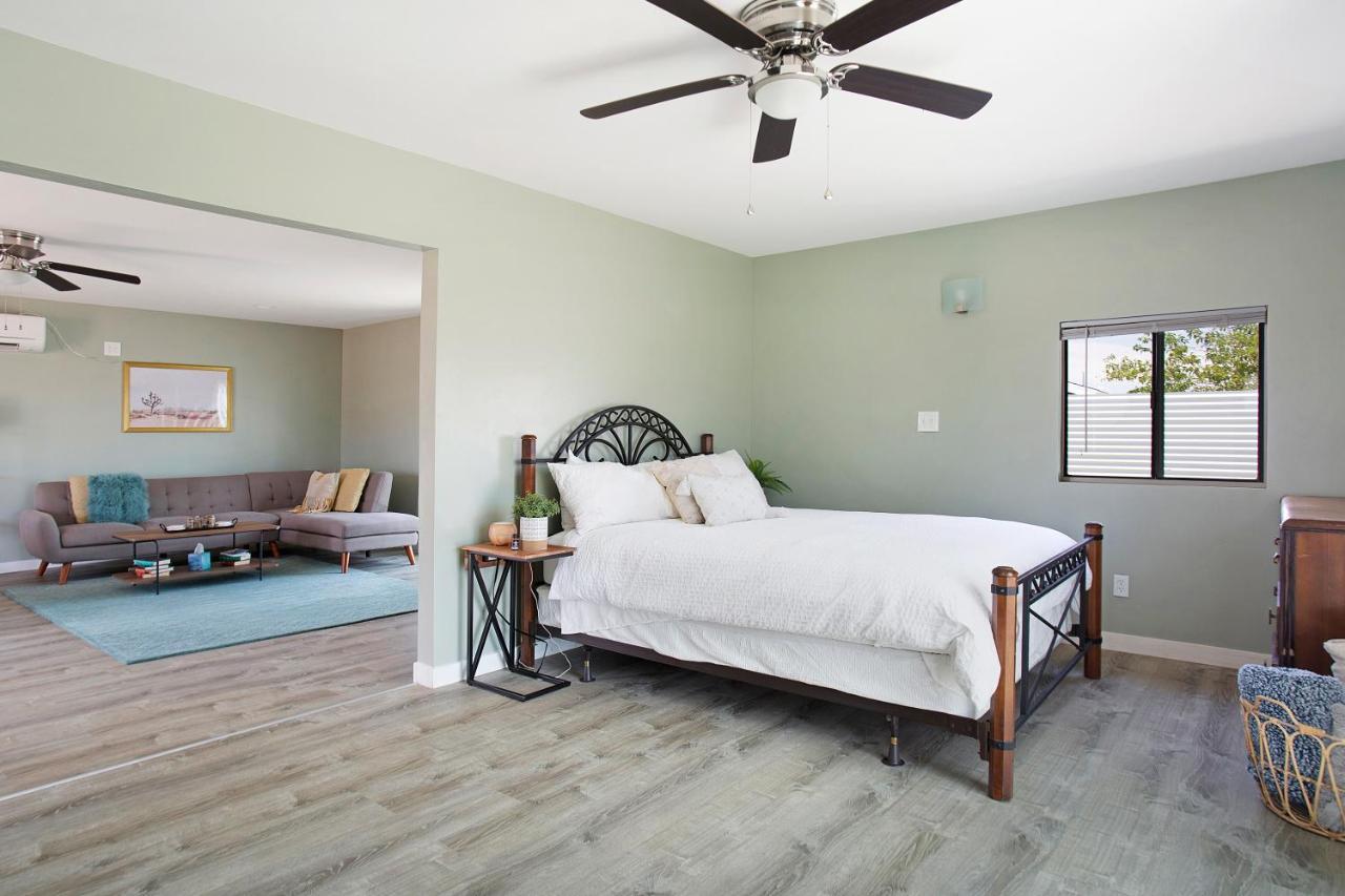 Sapphire Haven + Casita! Pool + Spa + Movie Theatre + 10 Min To Monument! 조슈아 트리 외부 사진