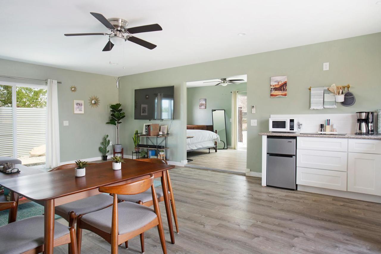 Sapphire Haven + Casita! Pool + Spa + Movie Theatre + 10 Min To Monument! 조슈아 트리 외부 사진
