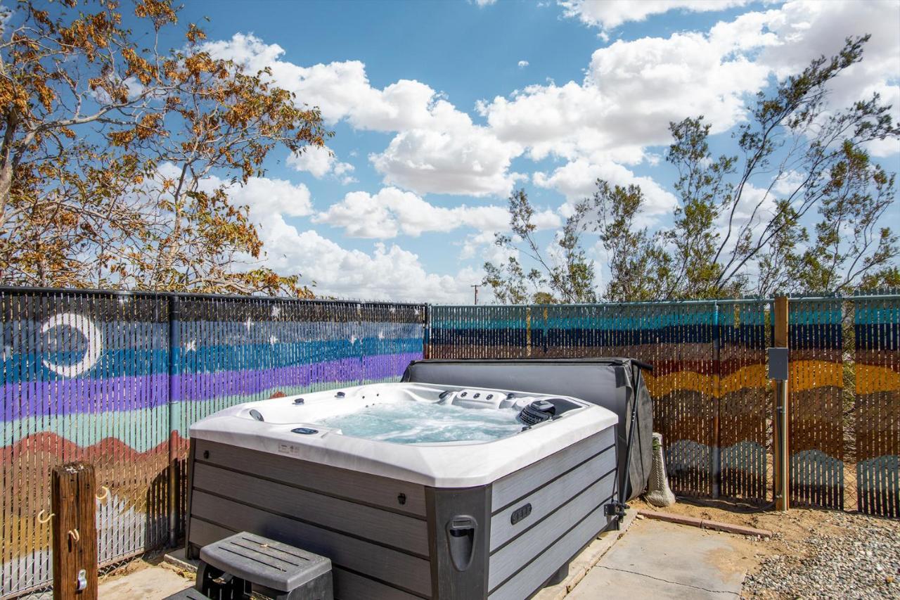 Sapphire Haven + Casita! Pool + Spa + Movie Theatre + 10 Min To Monument! 조슈아 트리 외부 사진